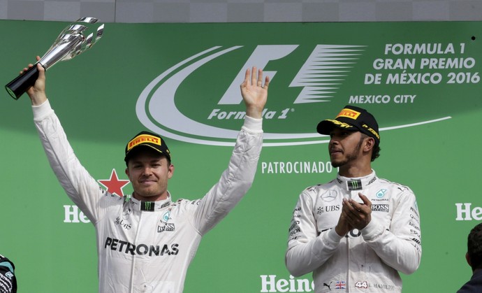 Nico Rosberg e Lewis Hamilton no pódio do GP do México (Foto: Reuters)