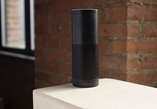 o Amazon Echo, um dos aparelhos que trazem a assistente Alexa (Foto: BestAI Assistant/Flickr)