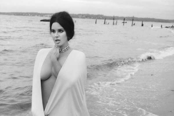 Lana Del Rey faz ensaio arrasador na praia (Foto: Reprodução/Instagram )