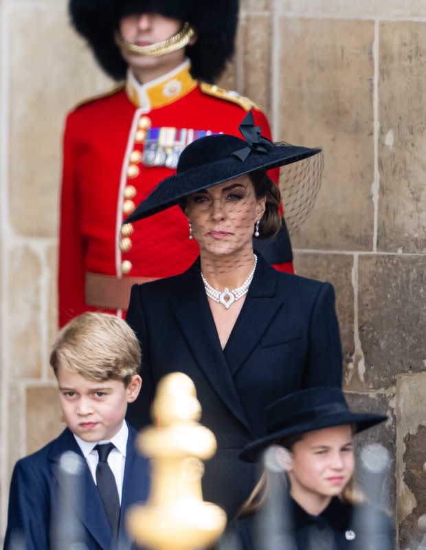Kate Middleto com os dois filhos mais velhos, George e Charlotte  (Foto: Getty Images)