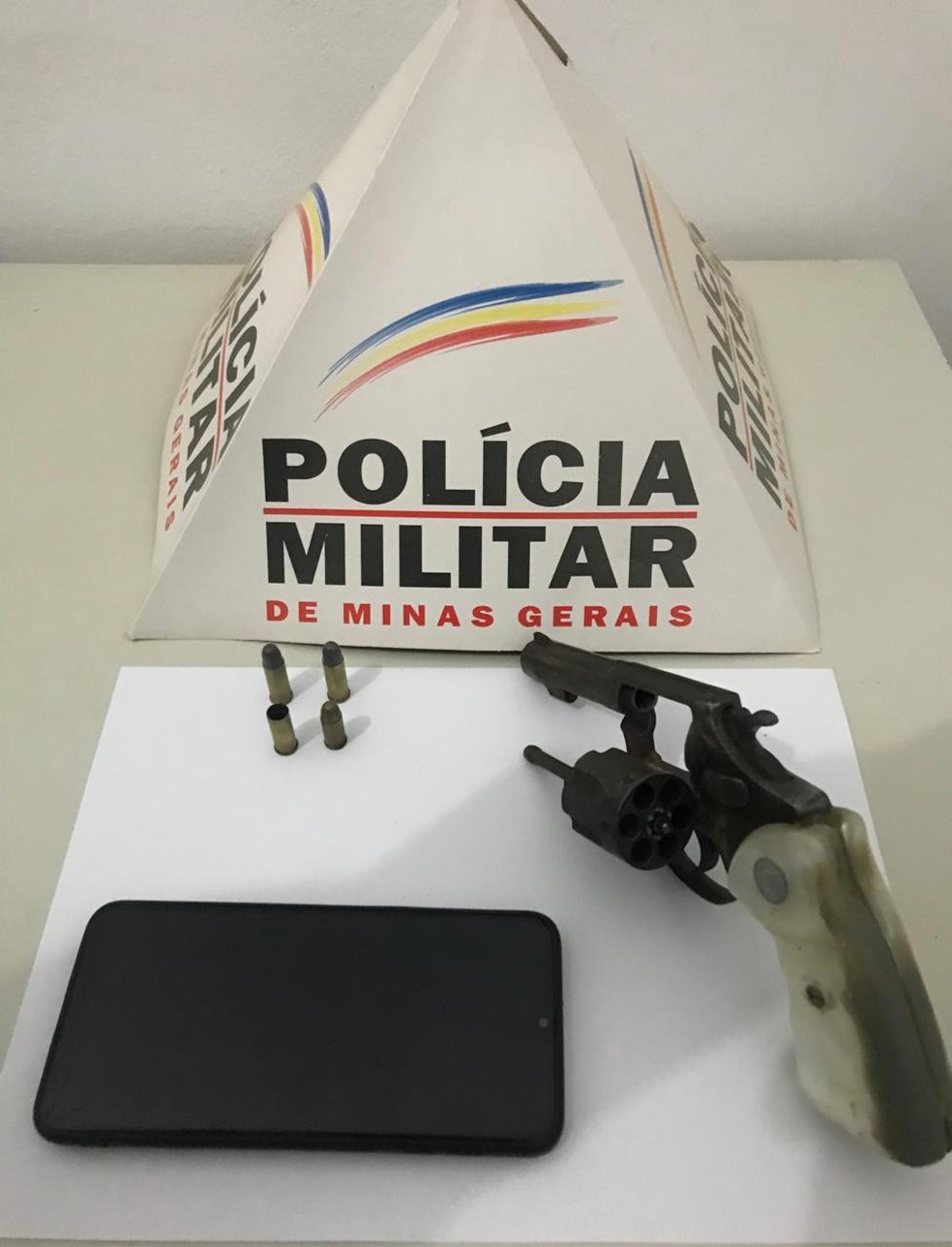 Arma, munições e celular foram apreendidos com suspeito em Verdelândia — Foto: Polícia Militar