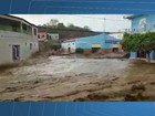 Chuva forte arrasta carros e água invade igreja em cidade da Bahia