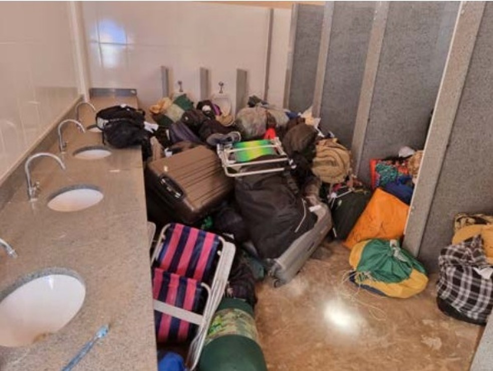 Objetos e bagagens que estavam com terroristas que invadiram prédios dos Três Poderes, em Brasília — Foto: DPU/Reprodução
