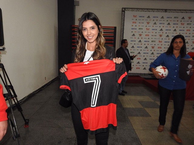 Bela, reservada e do Fla: esposa de Éverton desmistifica urubu e nega enigmas