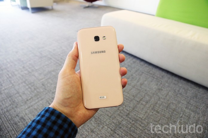 Traseira do Galaxy A5 2017, novo celular da Samsung (Foto: Thássius Veloso/TechTudo)