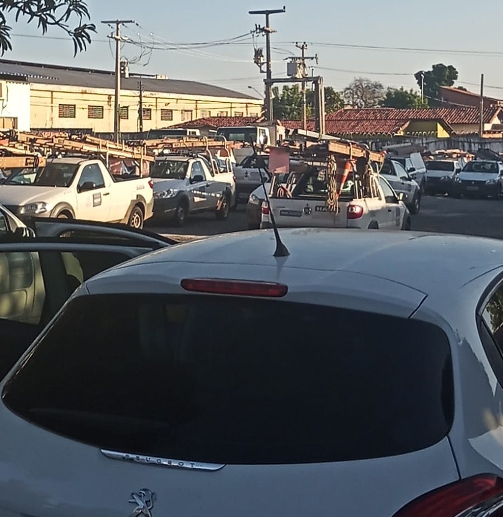 Moradores bloqueiam saída de carros da Equatorial em protesto contra falta de energia — Foto: Arquivo pessoal