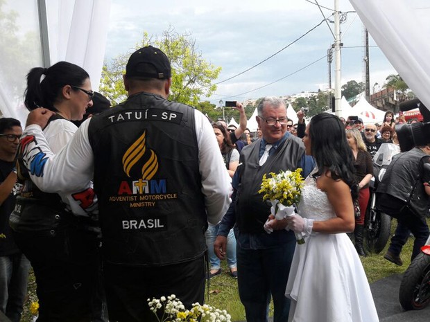 Apaixonado por motos, casal oficializou união em evento de motociclistas em Poços de Caldas, MG (Foto: Thiago Luz/EPTV)