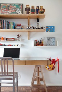 No projeto da arquiteta carioca Leila Bittencourt para um garoto, os livros ocupam as prateleiras acima da escrivaninha e dividem espaço com bonecos. A cadeira é da Hetty Goldberg