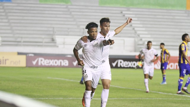 Marinho comemora gol com Kaio Jorge