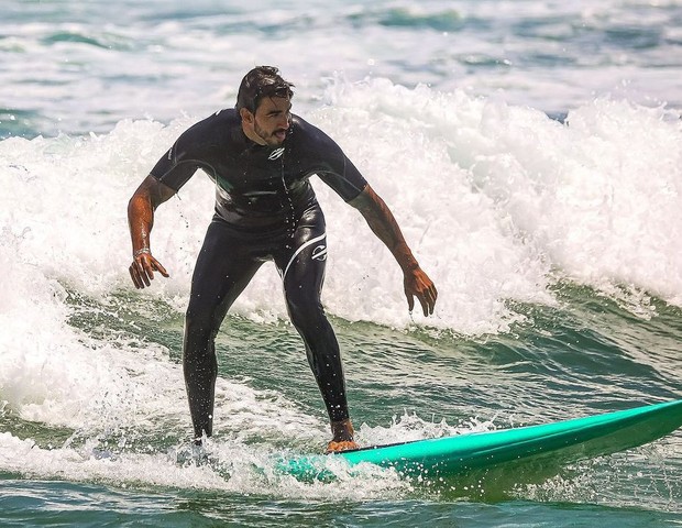 Guilherme Napolitano treina surfe (Foto: Reprodução/Instagram)