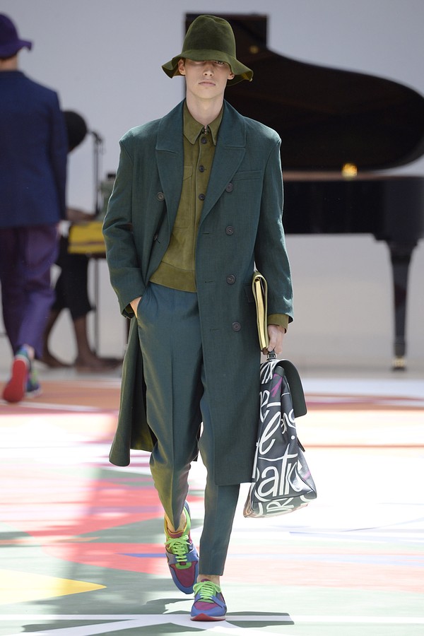LONDON, ENGLAND - JUNE 17:  A model walks the runway at the Burberry Prorsum Spring Summer 2015 fashion show during London Menswear Fashion Week on June 17, 2014 in London, United Kingdom.  (Photo by Catwalking/Getty Images) (Foto: Getty Images)