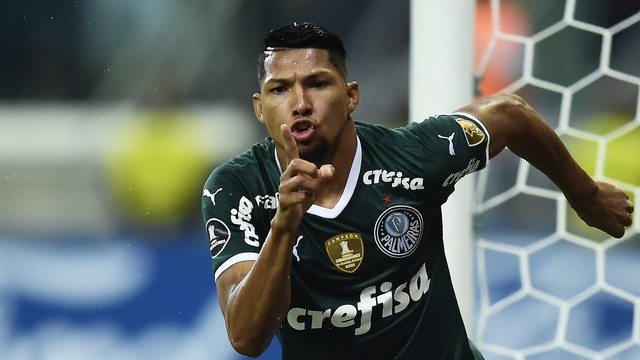 Rony comemora gol em Palmeiras x Independiente Petrolero