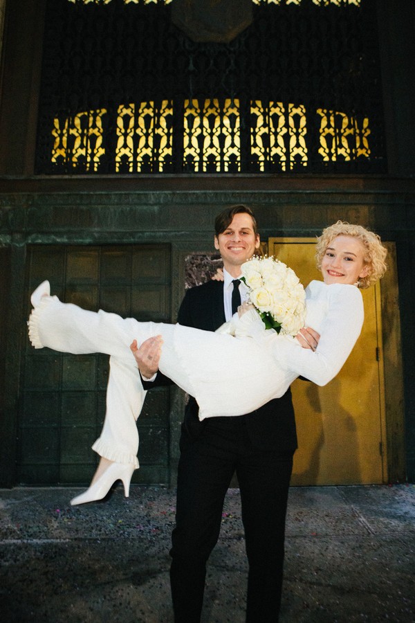 A atriz Julia Garner planejou o casamento a dois ideal na prefeitura de Nova York (Foto: Andy Barron)