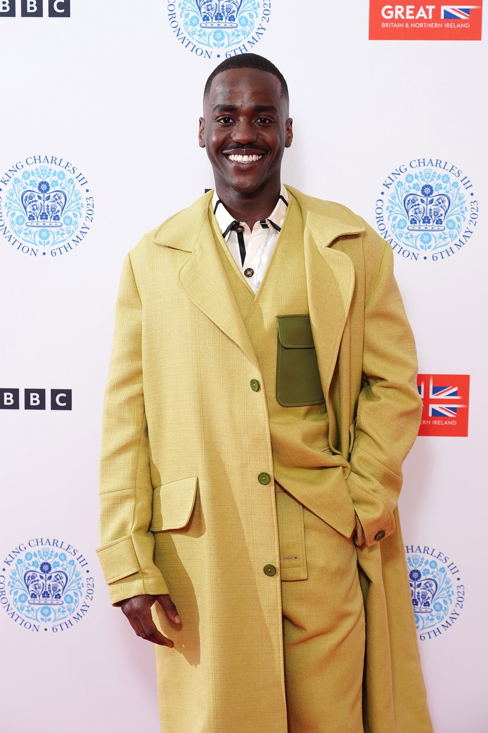 O ator Ncuti Gatwa durante o tapete vermelho do show de coroação do Rei Charles III, em Londres, em 7 de maio de 2023 — Foto: Ian West/POOL/AFP