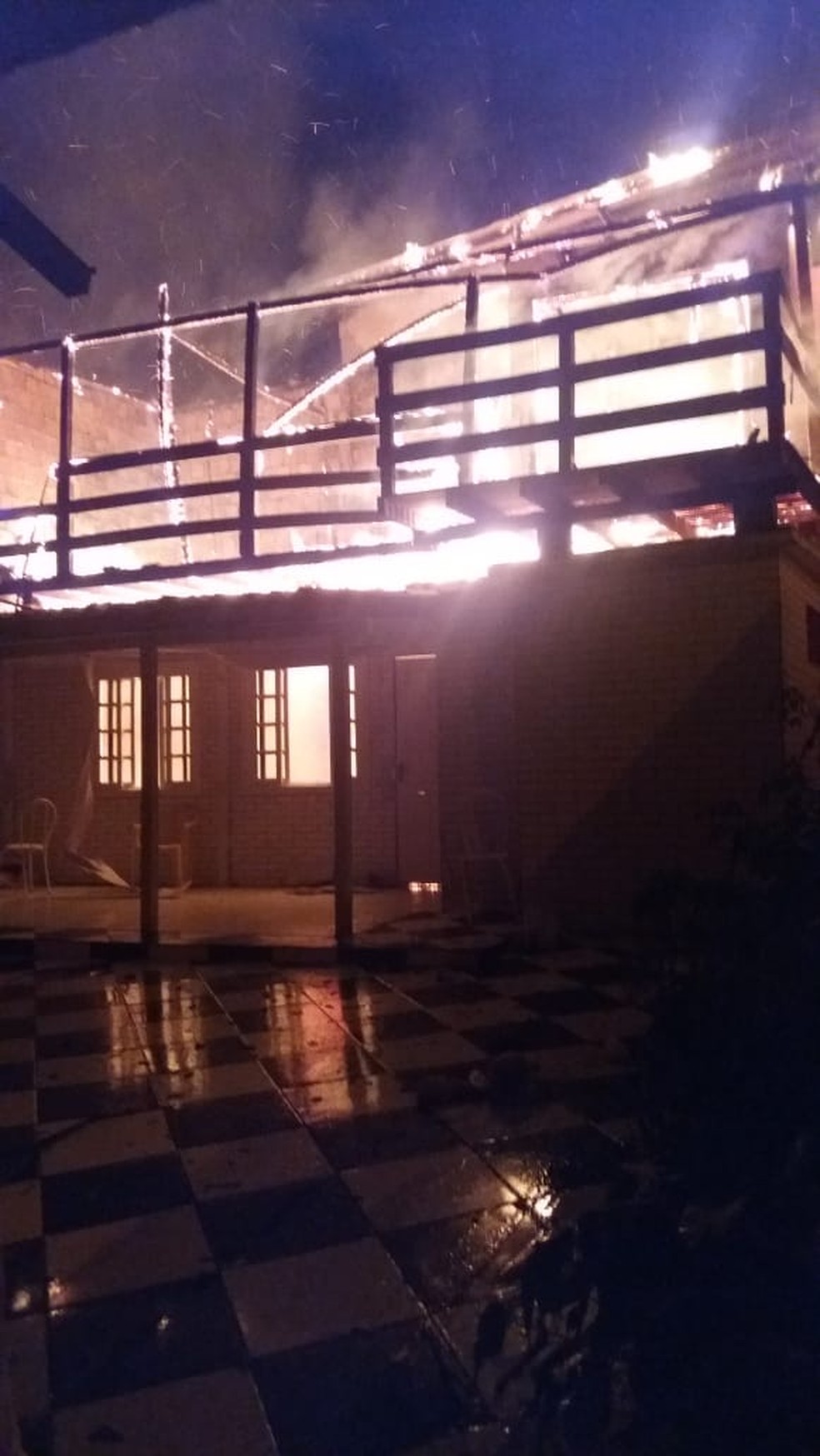 Casa ficou destruÃ­da por conta do incÃªndio na Costeira, em FlorianÃ³polis (Foto: PolÃ­cia Militar/ DivulgaÃ§Ã£o)