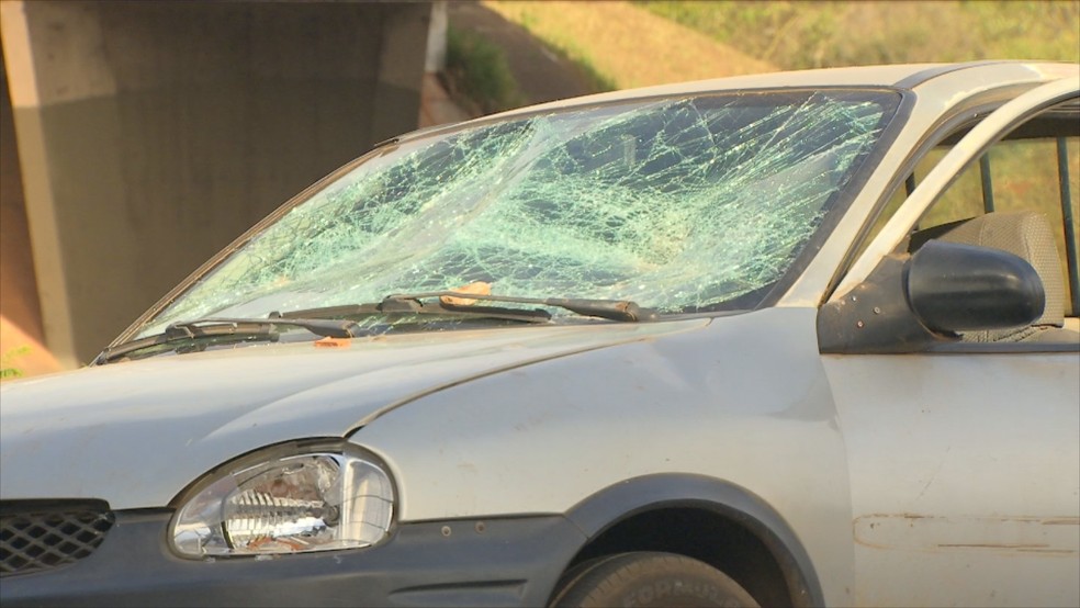 Carro dos suspeitos foi depredado em bairro de Rio Preto  — Foto: Reprodução/TV TEM 