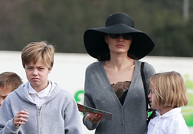 Shiloh Jolie-Pitt com a mãe, Angelina Jolie (Foto: Reprodução Instagram)