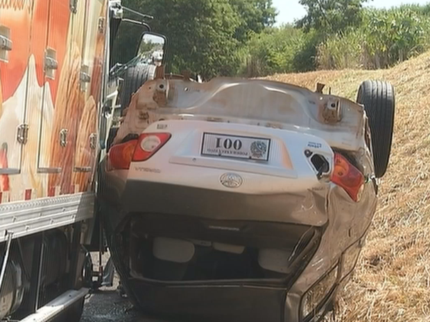 Carro da prefeitura rodou na pista e capotou (Foto: Reprodução/TV TEM)