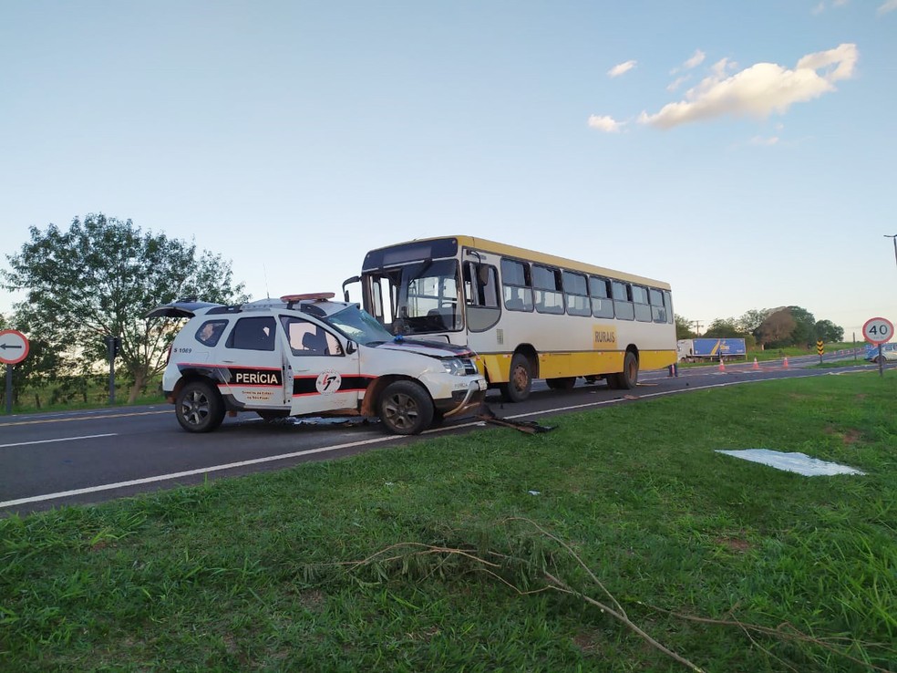 Colisão entre ônibus e viatura matou policial científica em Martinópolis (SP) — Foto: Bruna Bachega/TV Fronteira