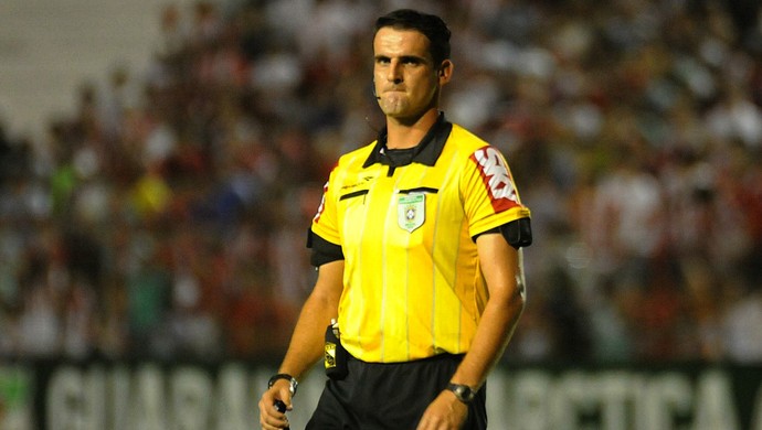 Comentarista aponta erro grave de arbitragem em Flamengo x Racing e critica Valenzuela