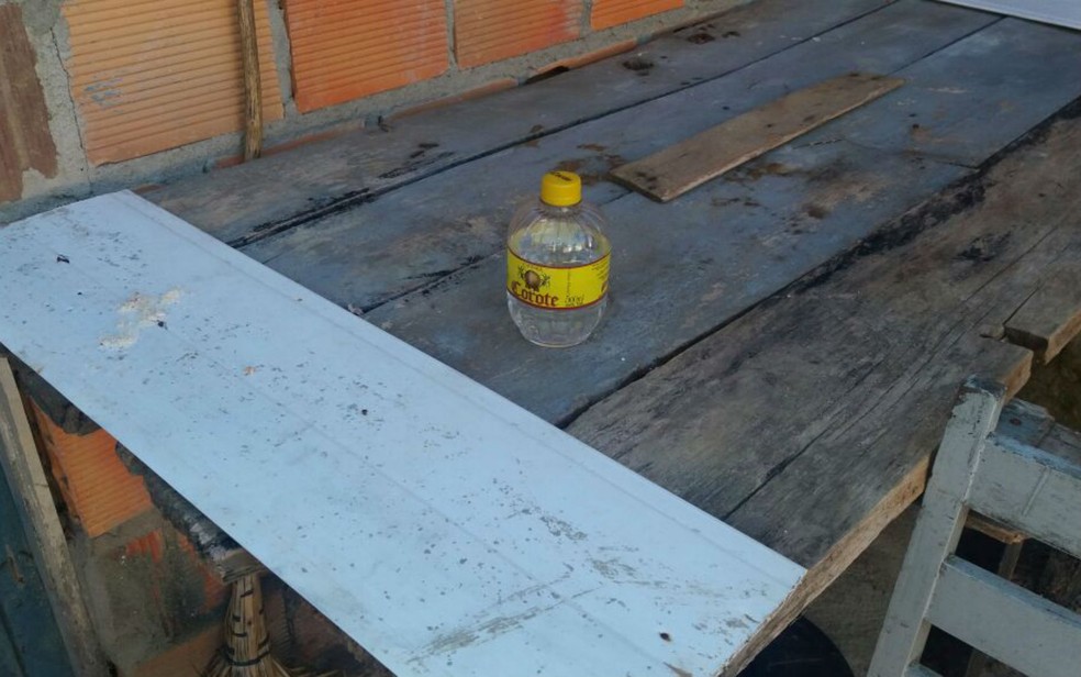 Garrafa de cachaça foi encontrado ao lado do corpo da vítima (Foto: Blog Itiruçu Online)