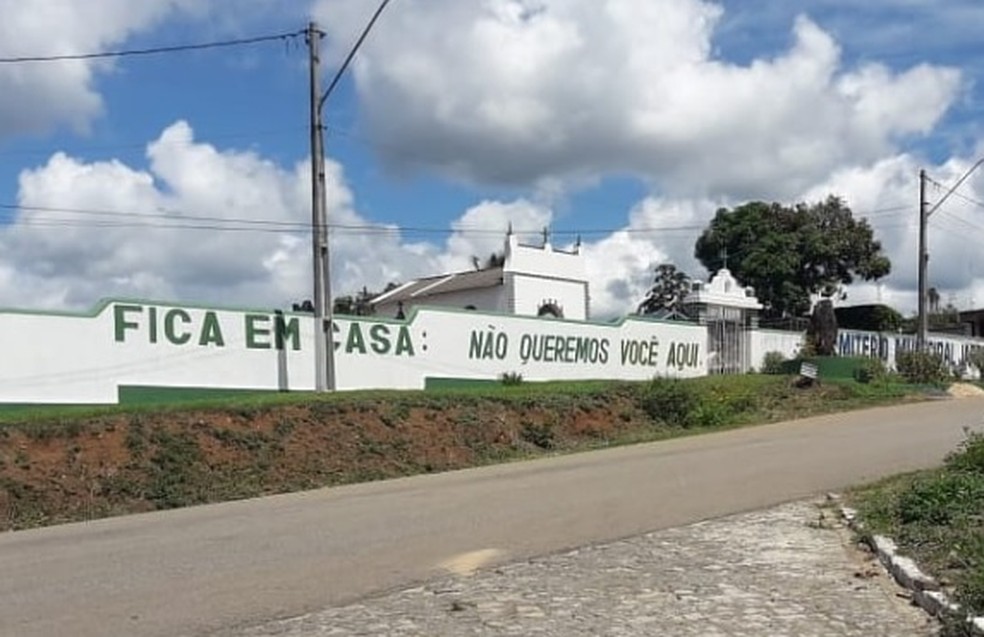 Cemitério municipal de Jussari pintou os murros pedindo para que as pessoas fiquem em casa — Foto: Reprodução/Redes Sociais