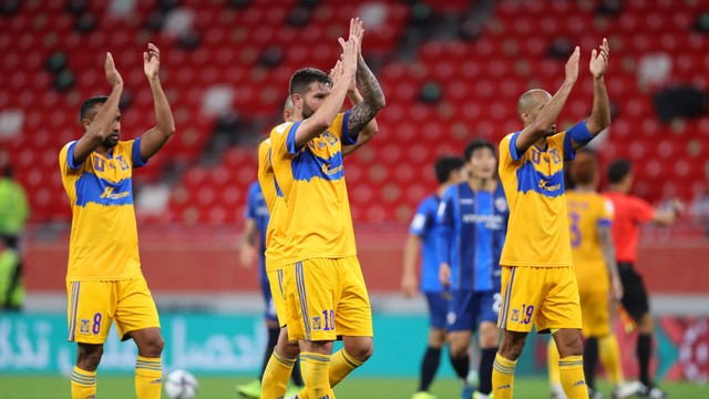 Jogadores do Tigres agradecem aos torcedores que compareceram ao jogo contra o Ulsan