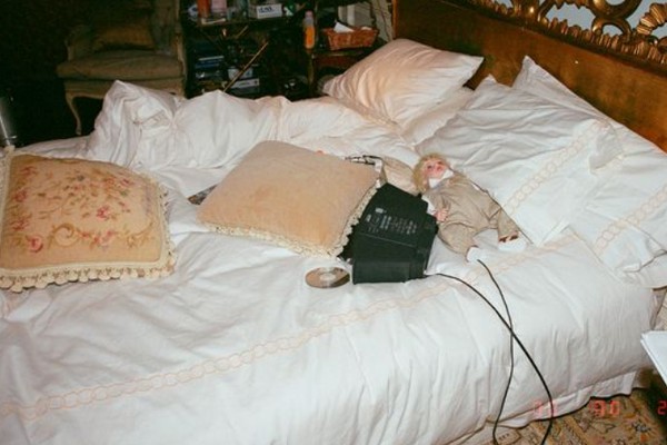 Uma foto divulgada pelos produtores do documentário sobre a morte do músico Michael Jackson mostrando o quarto no qual o artista morreu (Foto: Divulgação)