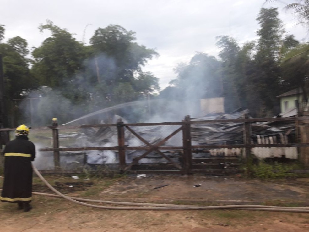 Capela foi destruída por incêndio em Sena Madureira (Foto: Divulgação/Corpo de Bombeiros)