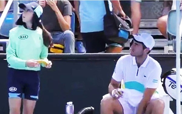 O tenista francês Elliot Benchetrit levando uma bronca do árbitro do Aberto da Austrália após o atleta pedir que uma auxiliar de quadra descascasse sua banana (Foto: Reprodução)