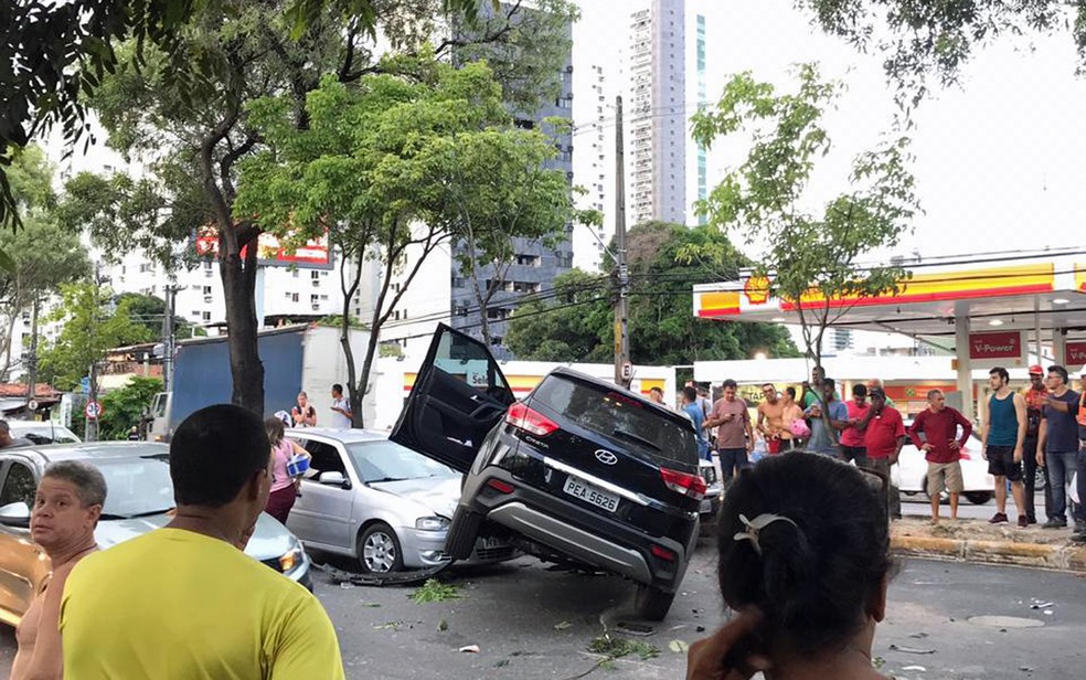 Acidente ocorreu no bairro da Torre, na Zona Oeste do Recife — Foto: Reprodução/WhatsApp