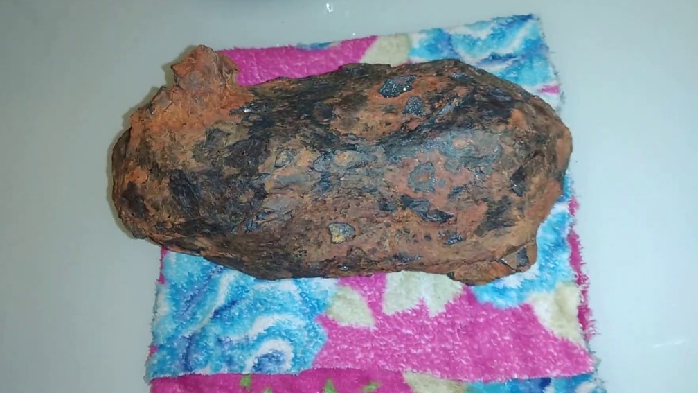 Meteorito de 26,93kg foi achado por irmãos em Nova Olinda, na Paraíba — Foto: Edsom Oliveira/Arquivo pessoal