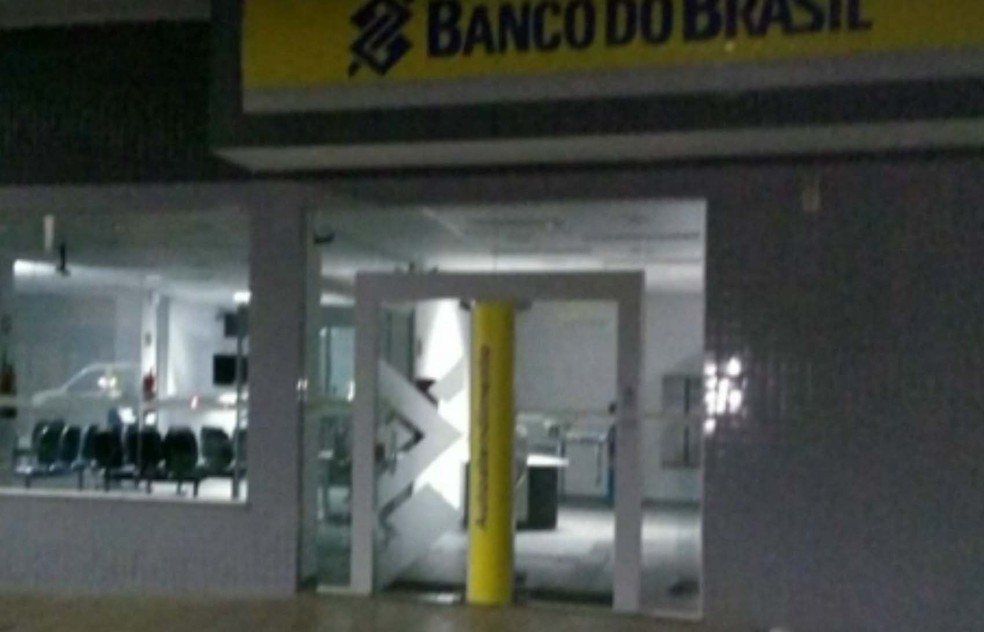 Agência do Bando do Brasil também foi arrombada durante a madrugada em Vila Nova do Sul (Foto: Reprodução/RBS TV)