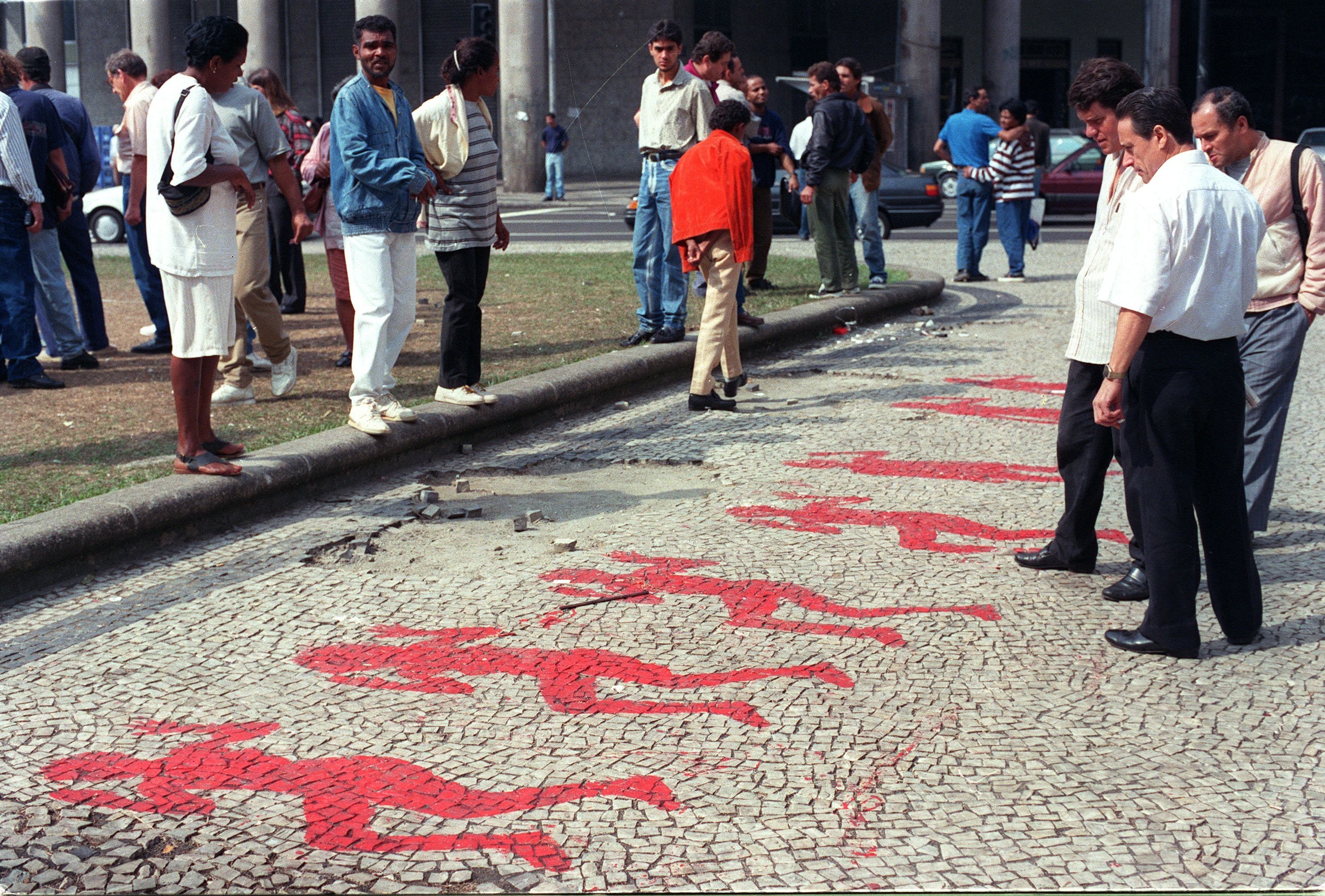 Imagens que representam os mortos na chacina foram pintadas na calçada, após massacre