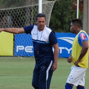 Marinho aprova esquema tático  com três volantes e espera evolução