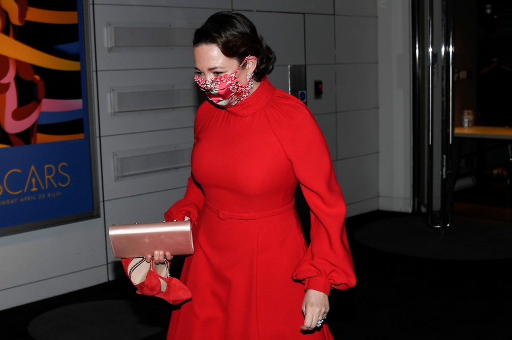 Olivia Colman sai da cerimônia do Oscar em Londres com salto na mão — Foto:  Alberto Pezzali/Pool via Reuters