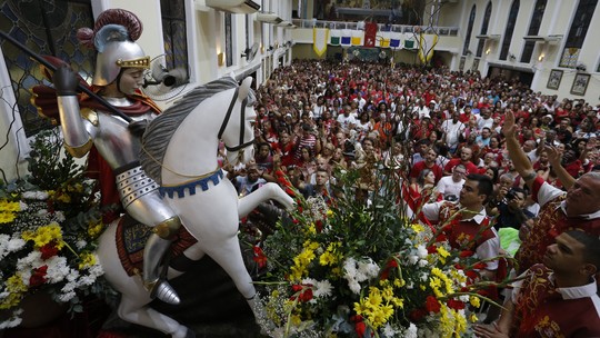 Festa de São Jorge terá queima de fogos e projeção de luzes em Quintino; padre promete surpresa