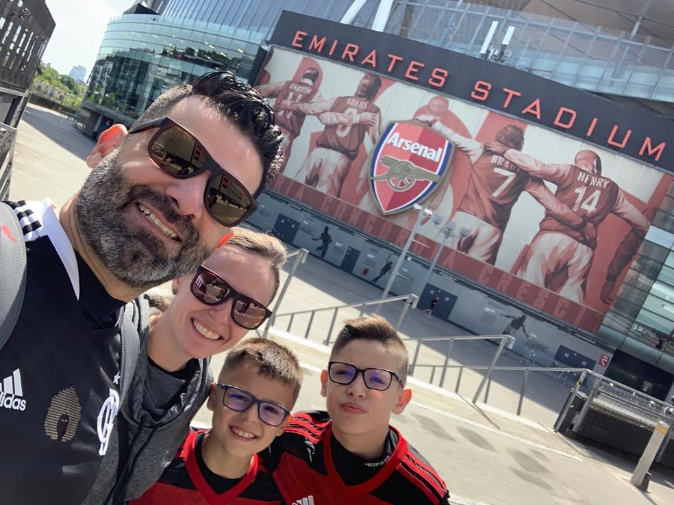 Helder, Jana&iacute;na, Jo&atilde;o e Pedro, fam&iacute;lia brasileira, visitam est&aacute;dio do Arsenal &mdash; Foto: Reprodu&ccedil;&atilde;o / Arquivo pessoal