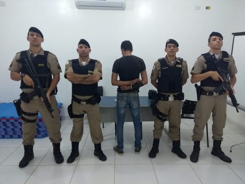 Homem foi preso por equipe da PM de Padre Carvalho — Foto: Polícia Militar / Divulgação
