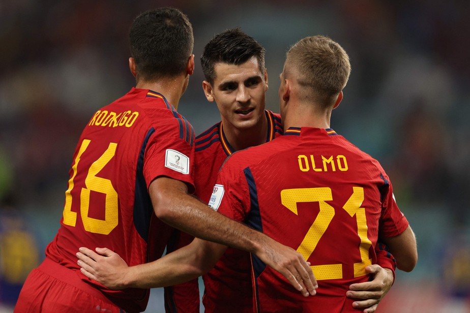 Rodri, Morata e Olmo comemoram gol da Espanha na derrota por 2 a 1 para o Japão pela Copa do Mundo