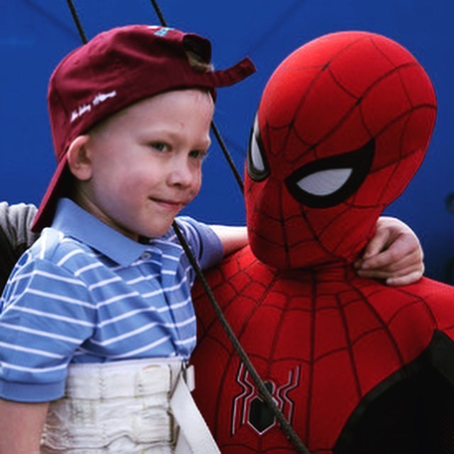 Bridger Walker ganha máscara de Homem-Aranha e posa com Tom Holland em visita ao set de filmagens de Homem-Aranha 3 (Foto: Reprodução/Instagram)