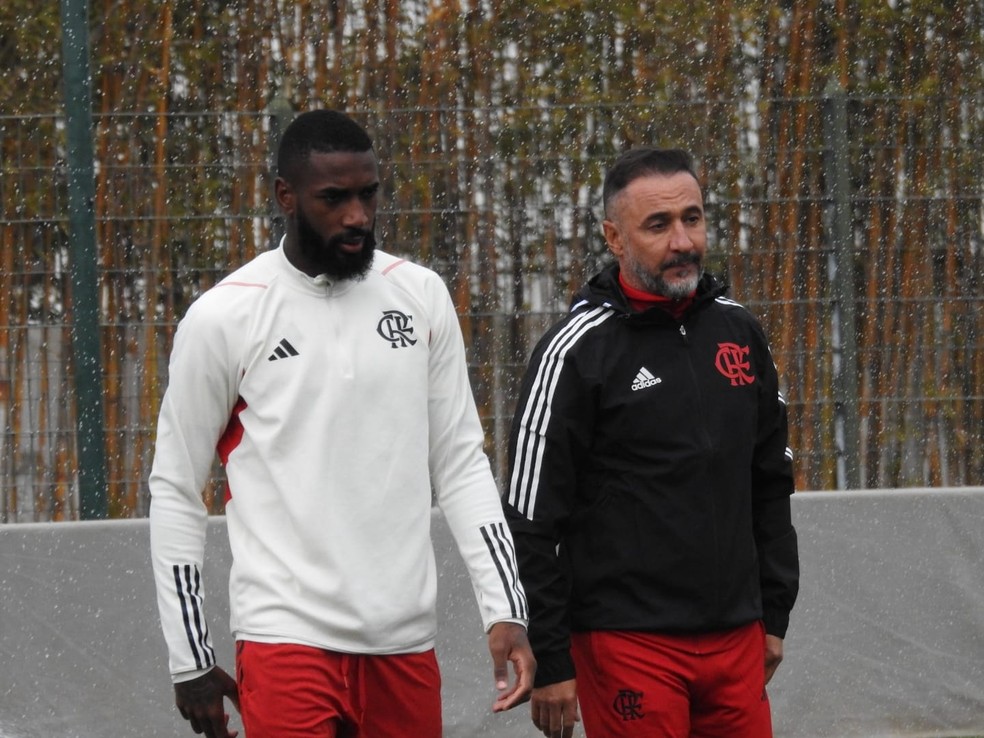 Gerson e V&iacute;tor Pereira conversam em treino do Flamengo em Rabat &mdash; Foto: Fred Gomes