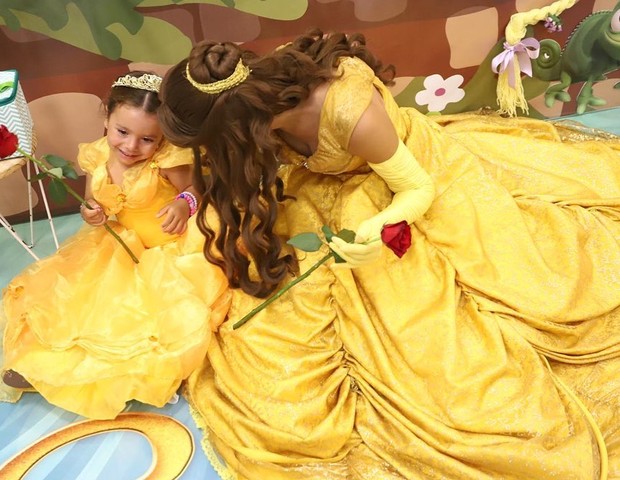 Jane Abravanel e a princesa Bela (Foto: Estúdio do Bebê/Instagram)