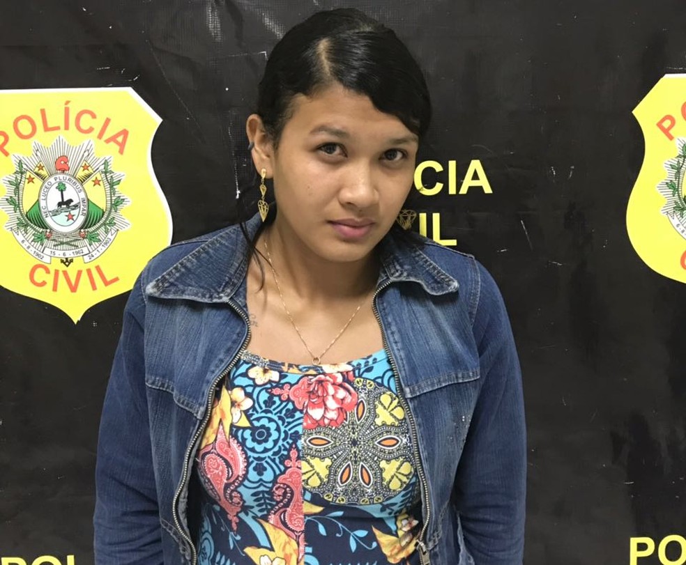 Adriane estava em um ônibus a caminho de Sena Madureira quando foi flagrada com meio quilo de oxidado de cocaína (Foto: Divulgação/Polícia Civil do Acre)