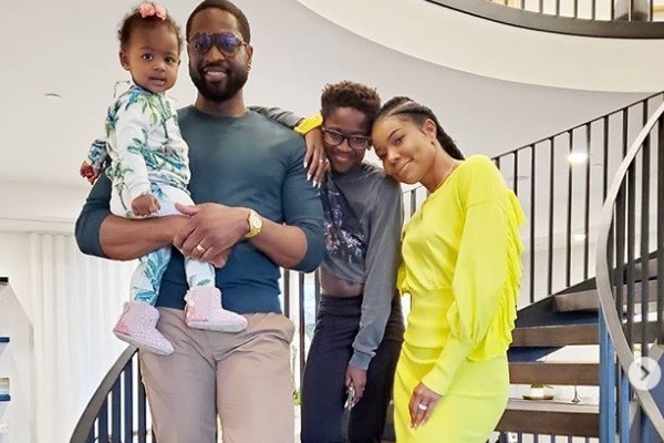 O ex-jogador da NBA Dwyane Wade com dois de seus filhos - Zion, 12 anos, e Kaavia, 1 ano - e sua esposa, a atriz Gabrielle Union (Foto: Instagram)