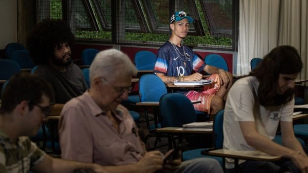 Thiago Torres em sala de aula da FFLCH, onde estuda Ciências Sociais (Foto: DIEGO PADGURSCHI/BBC via BBC News Brasil)