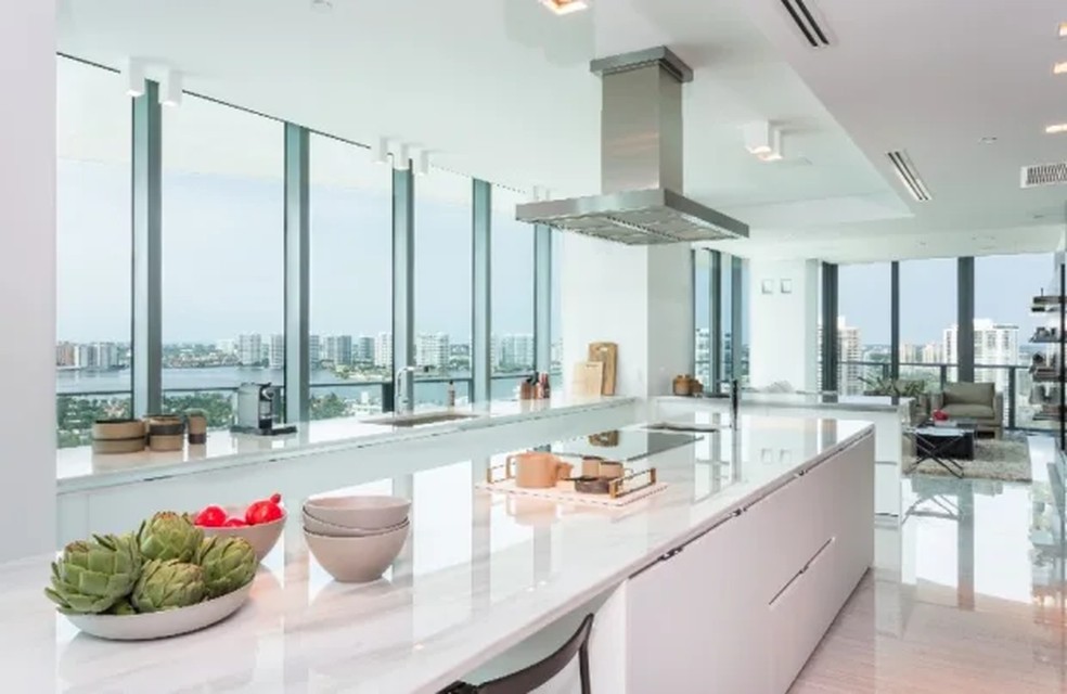 O apartamento conta com uma ampla cozinha &mdash; Foto: Divulga&ccedil;&atilde;o