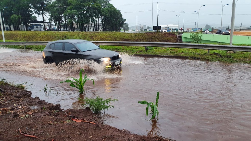 Chuva causou alagamento na via marginal da BR-467, em Cascavel — Foto: Alan Medeiros/RPC Foz do Iguaçu