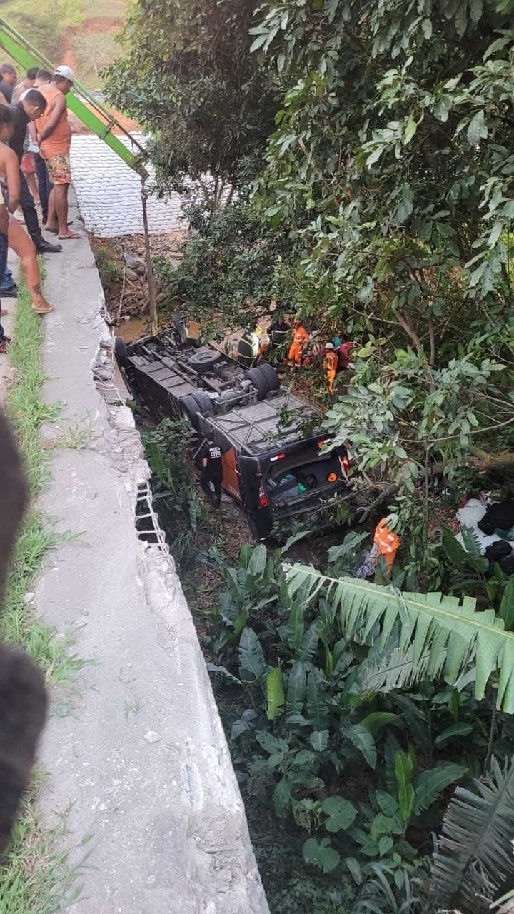 Bombeiros socorrem vítimas de acidente de ônibus em Além Paraíba — Foto: Divulgação / CBMMG