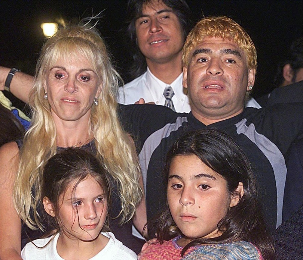 Maradona posa para foto com suas filhas e sua esposa, Claudia, em um hotel de Havana, Cuba, onde celebravam o aniversário dela em janeiro de 2000 — Foto: Adalberto Roque/AFP